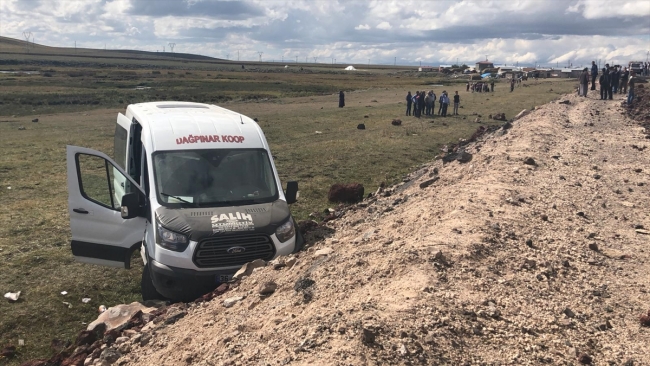 Kars'ta yolcu minibüsü devrildi: 16 yaralı