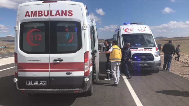 Kars'ta yolcu minibüsü devrildi: 16 yaralı