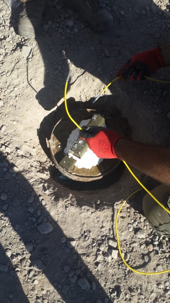 Şırnak'ta PKK'lı teröristlerin yola tuzakladığı patlayıcı imha edildi