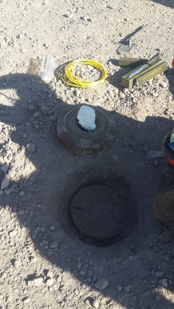 Şırnak'ta PKK'lı teröristlerin yola tuzakladığı patlayıcı imha edildi