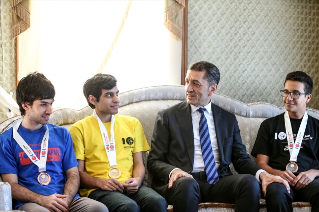Bakan Selçuk Türkiye'nin bilgisayar olimpiyat şampiyonlarıyla buluştu