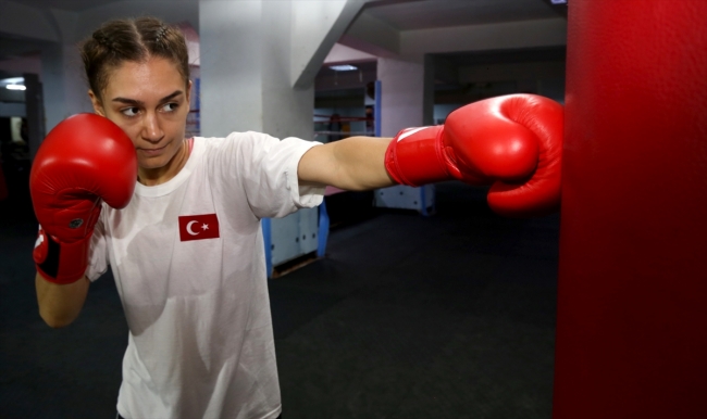 Hem şifa dağıtıyor hem ringlerde mücadele ediyor