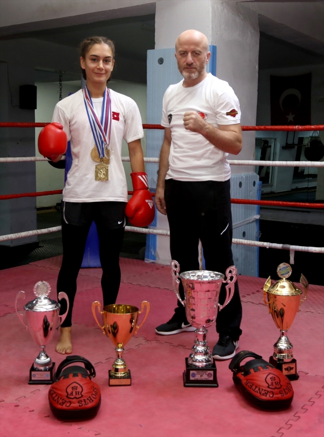 Hem şifa dağıtıyor hem ringlerde mücadele ediyor