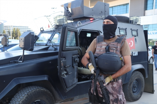 Antalya'da helikopter destekli uyuşturucu operasyonu