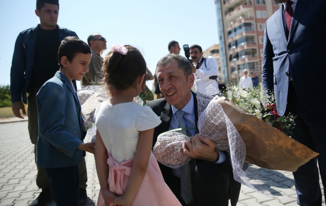 Bakan Selçuk, Suriyeli öğrencilerden "Türkiyem" şarkısını dinledi