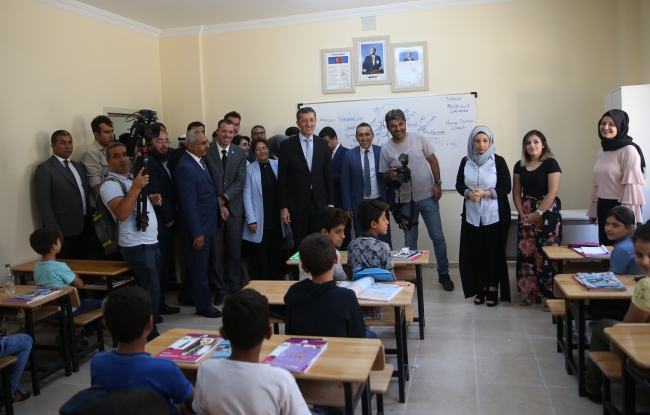 Bakan Selçuk, Suriyeli öğrencilerden "Türkiyem" şarkısını dinledi