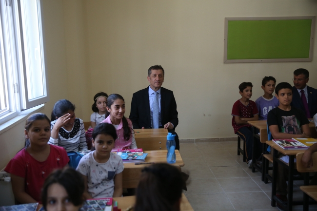 Bakan Selçuk, Suriyeli öğrencilerden "Türkiyem" şarkısını dinledi