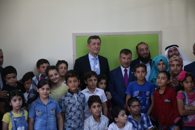 Bakan Selçuk, Suriyeli öğrencilerden "Türkiyem" şarkısını dinledi