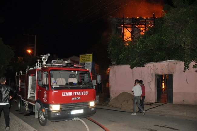 İzmir'de tarihi konak yandı