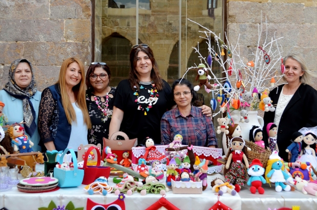 Gün arkadaşı kadınlar bir araya gelip pazarda sergi açtı