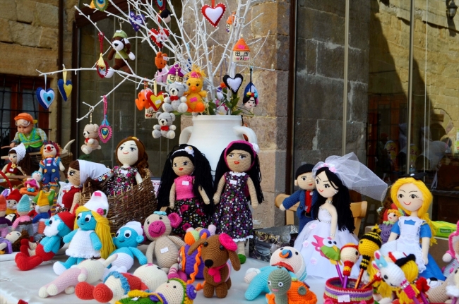 Gün arkadaşı kadınlar bir araya gelip pazarda sergi açtı