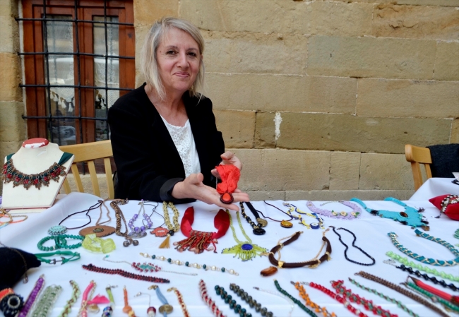 Gün arkadaşı kadınlar bir araya gelip pazarda sergi açtı