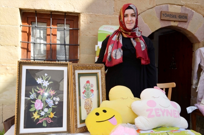 Gün arkadaşı kadınlar bir araya gelip pazarda sergi açtı