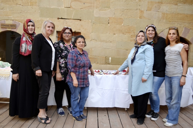 Gün arkadaşı kadınlar bir araya gelip pazarda sergi açtı