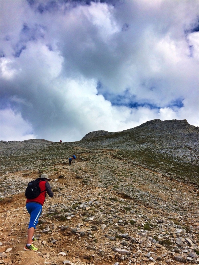 Böbrek nakli yapılan genç Uludağ'ın zirvesine tırmandı