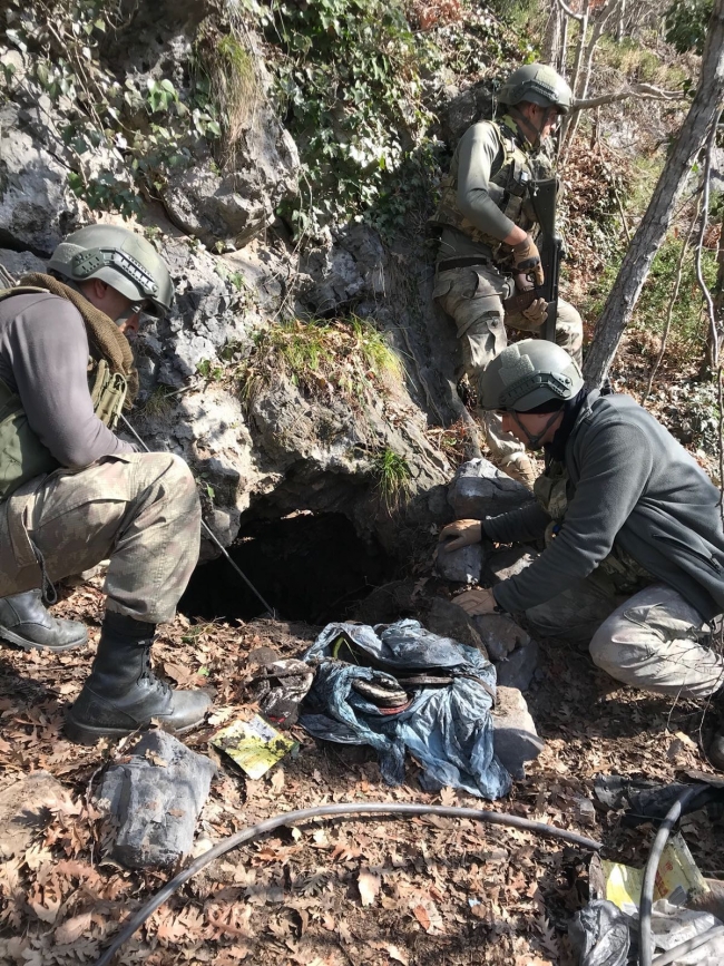 Amanoslar teröristlere dar edildi