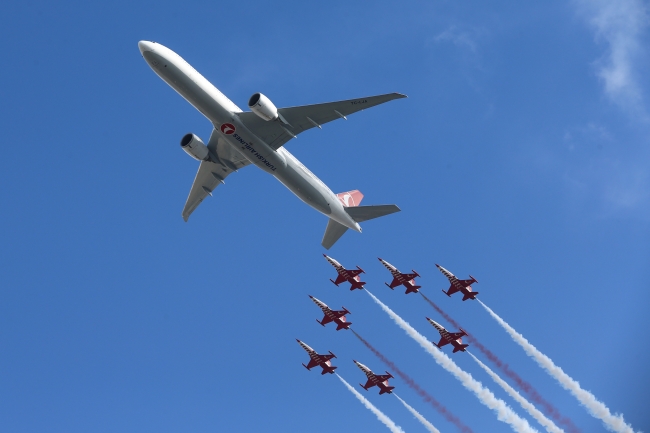 Türk Yıldızları ve Türk Hava Yolları uçağı birlikte uçtu