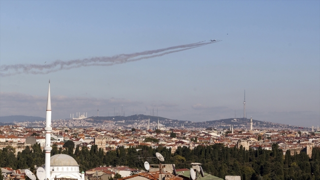 Türk Yıldızları ve Türk Hava Yolları uçağı birlikte uçtu