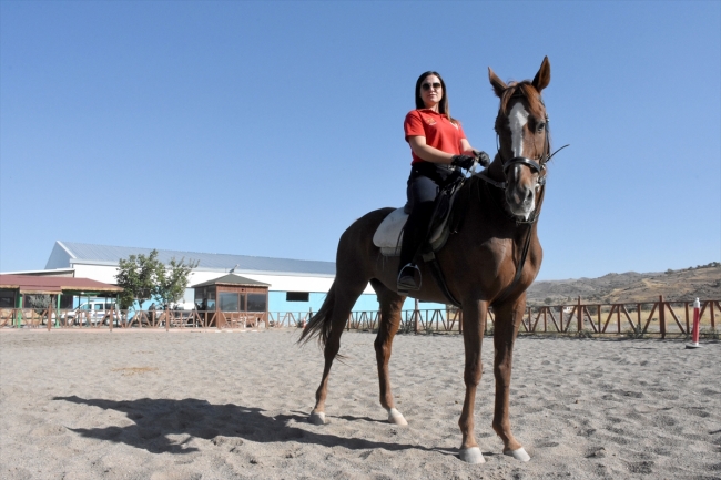 Atlı birliğin kadın süvarisi vatandaşların güvenliğini sağlayacak