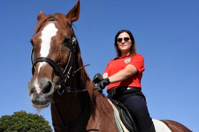 Atlı birliğin kadın süvarisi vatandaşların güvenliğini sağlayacak