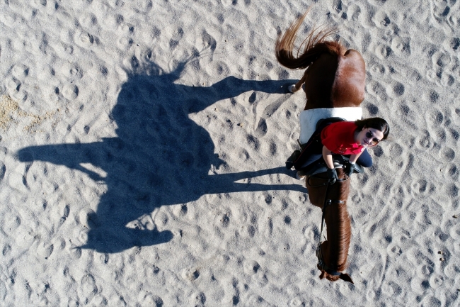 Atlı birliğin kadın süvarisi vatandaşların güvenliğini sağlayacak