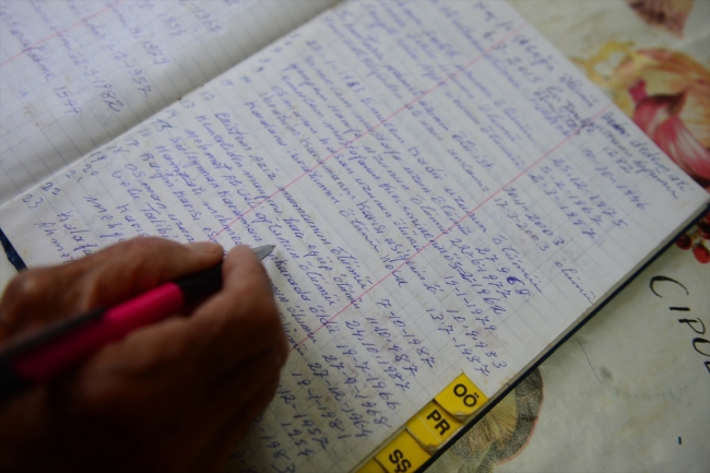 Ülkede ve köyünde yaşanan önemli olayları 70 yıldır deftere kaydediyor