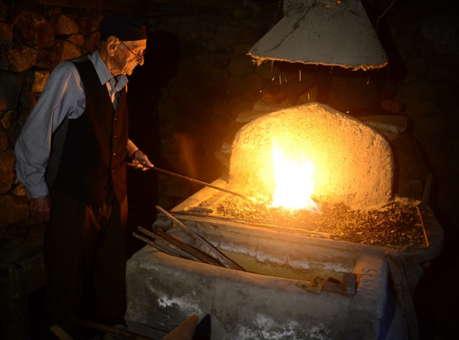 Ülkede ve köyünde yaşanan önemli olayları 70 yıldır deftere kaydediyor