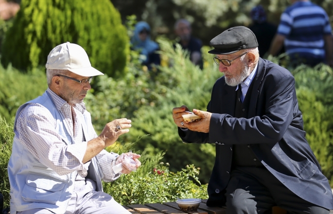 Erdoğan'ın talimatıyla 13 ilde aşure ikram edildi