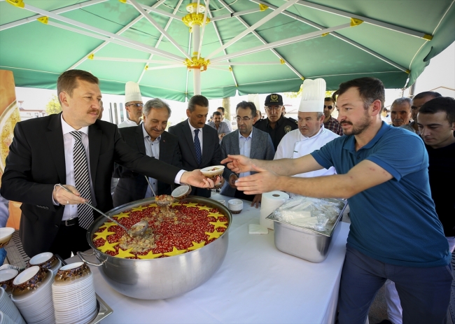 Erdoğan'ın talimatıyla 13 ilde aşure ikram edildi