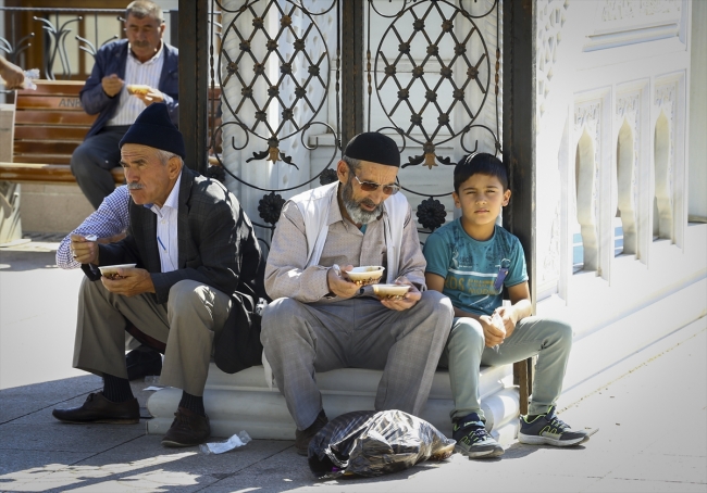 Erdoğan'ın talimatıyla 13 ilde aşure ikram edildi