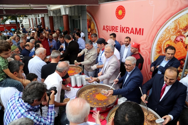 Erdoğan'ın talimatıyla 13 ilde aşure ikram edildi