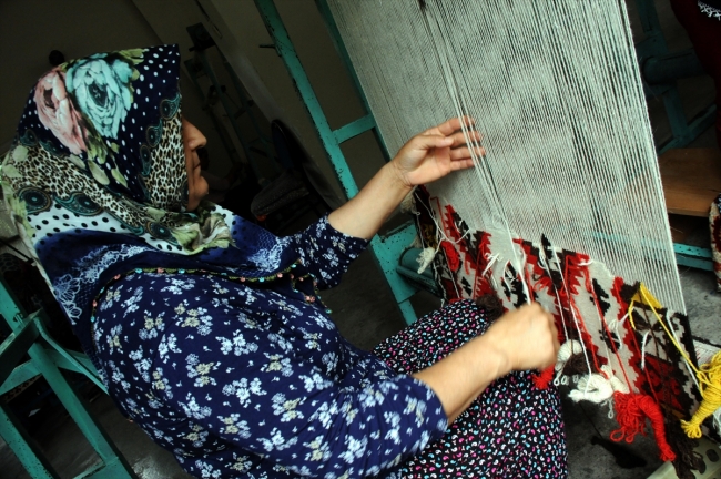 El dokuması kilimlerin her bir motifi anlam yüklü