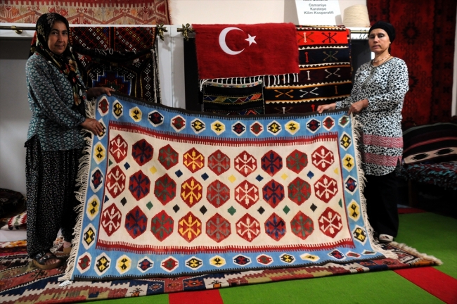 El dokuması kilimlerin her bir motifi anlam yüklü