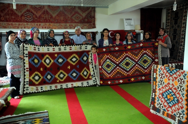 El dokuması kilimlerin her bir motifi anlam yüklü