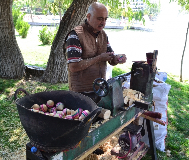 Ahşaba şekil vererek 37 yıldır topaç yapıyor