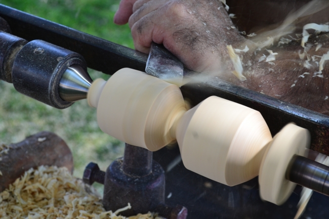 Ahşaba şekil vererek 37 yıldır topaç yapıyor