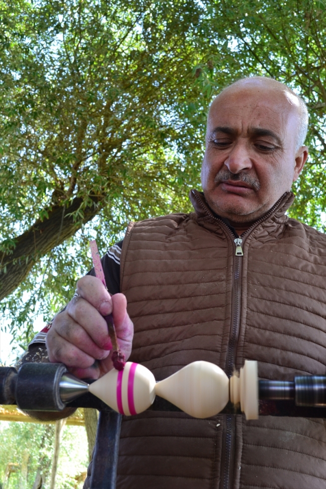 Ahşaba şekil vererek 37 yıldır topaç yapıyor