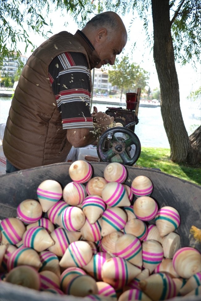 Ahşaba şekil vererek 37 yıldır topaç yapıyor