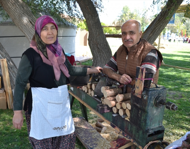 Ahşaba şekil vererek 37 yıldır topaç yapıyor