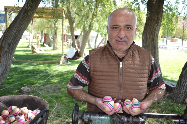 Ahşaba şekil vererek 37 yıldır topaç yapıyor