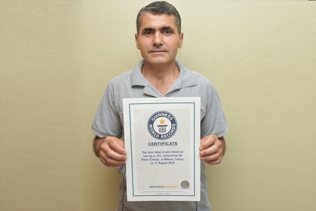 Tek ayak üzerinde ip atlayarak Guinness'e girmeye hak kazandı