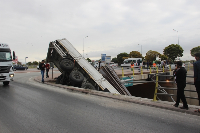 Konya'da tır alt geçide düştü: 2 yaralı