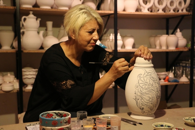 Üçüncü kuşak çini ustası geleceğin ustalarını yetiştiriyor