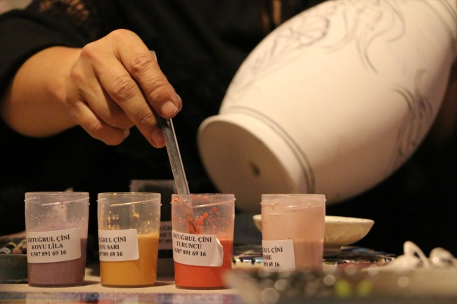 Üçüncü kuşak çini ustası geleceğin ustalarını yetiştiriyor