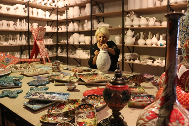 Üçüncü kuşak çini ustası geleceğin ustalarını yetiştiriyor