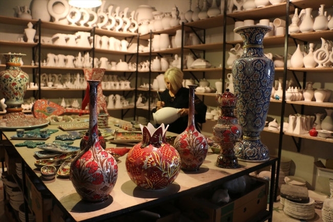 Üçüncü kuşak çini ustası geleceğin ustalarını yetiştiriyor