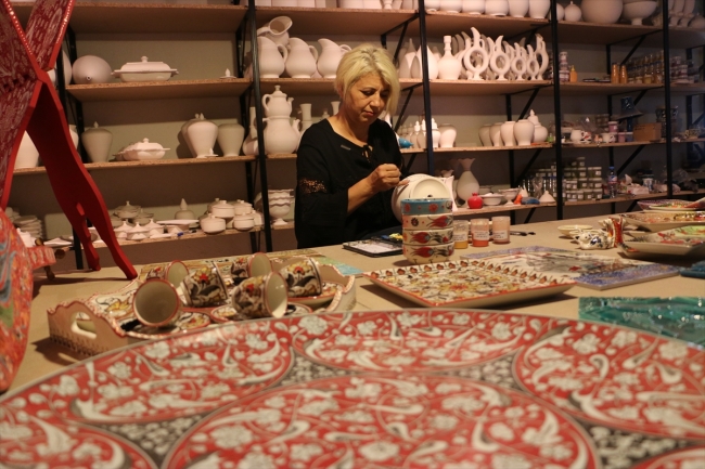 Üçüncü kuşak çini ustası geleceğin ustalarını yetiştiriyor