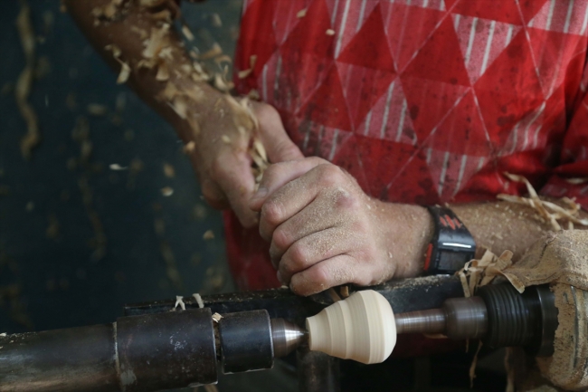Afrinli çocukları mutlu etmek için bin topaç yaptı