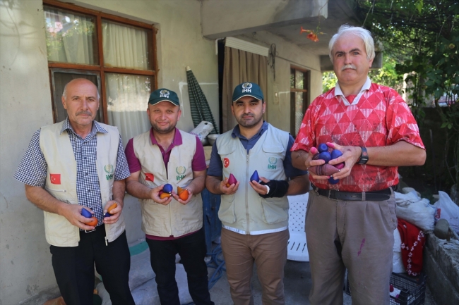 Afrinli çocukları mutlu etmek için bin topaç yaptı