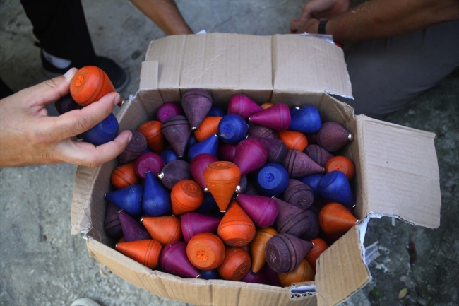 Afrinli çocukları mutlu etmek için bin topaç yaptı